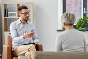therapist talking to woman in partial hospitalization program 